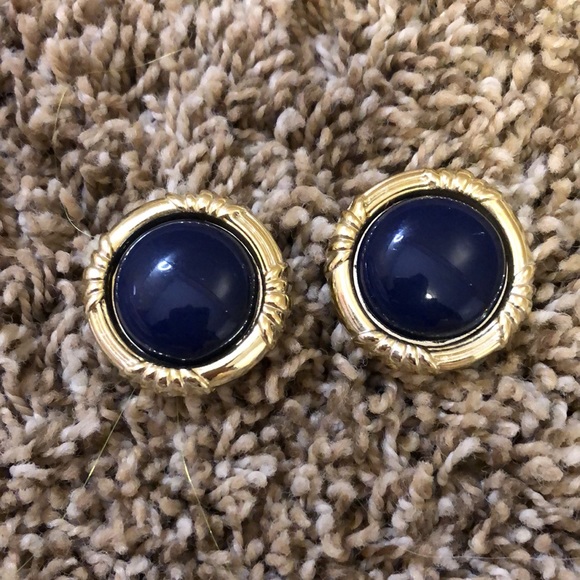 💖Studded Earrings - Picture 3 of 7